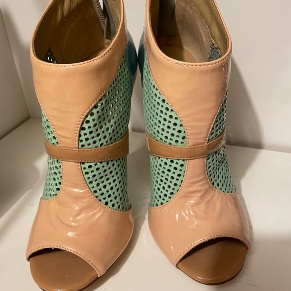 BEAUTIFUL ALEJANDRA G PATENT LEATHER HEEL - Picture 3 of 5